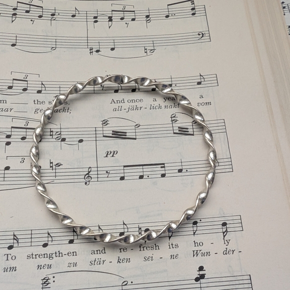 Elegant Silver Bracelet Bangle - Picture 5 of 6